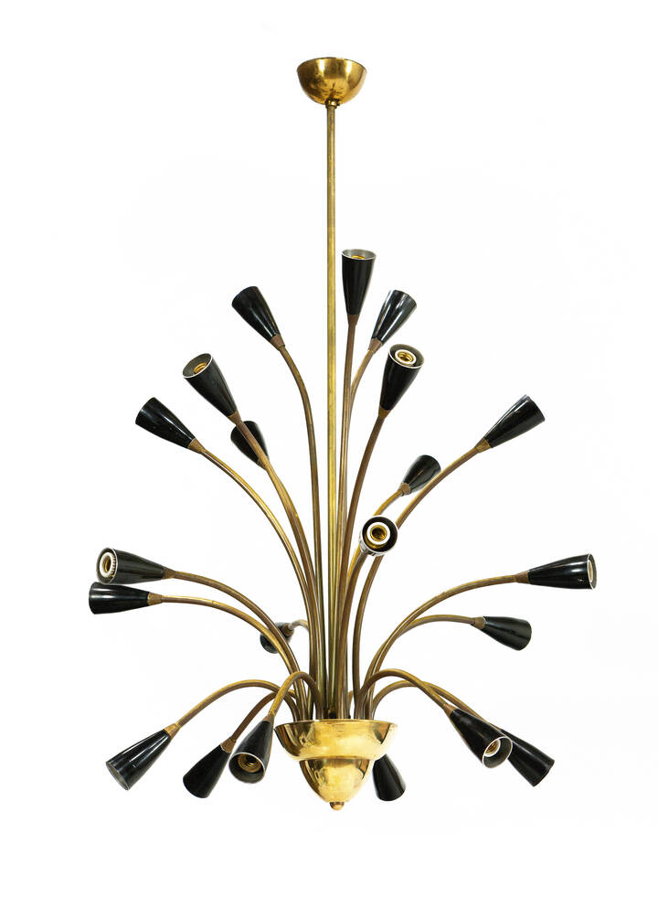 PRODUZIONE ITALIANA - Lampadario con struttura in ottone e diffusori in metallo laccato.