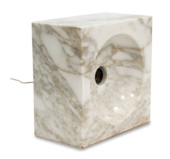 SORMANI - Nucleo<br>Lampada costituita da un blocco di travertino scavato.