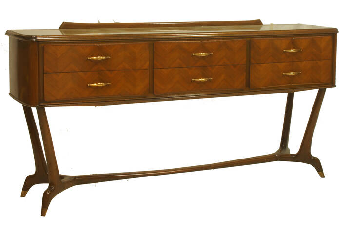 PRODUZIONE ITALIANA - Cassettiera in legno di noce, piano in vetro e puntali in ottone.