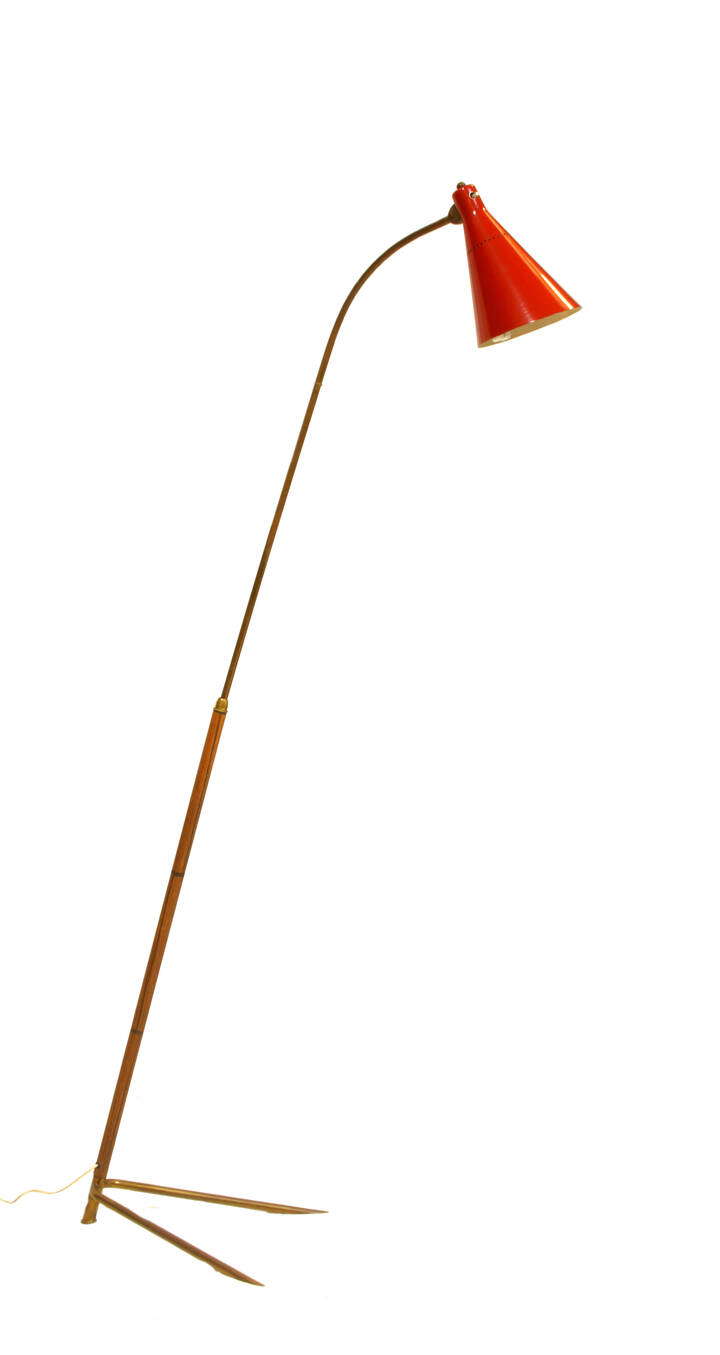 PRODUZIONE ITALIANA - Lampada da terra regolabile in altezza, struttura in ottone e legno, diffusore in metallo laccato rosso.