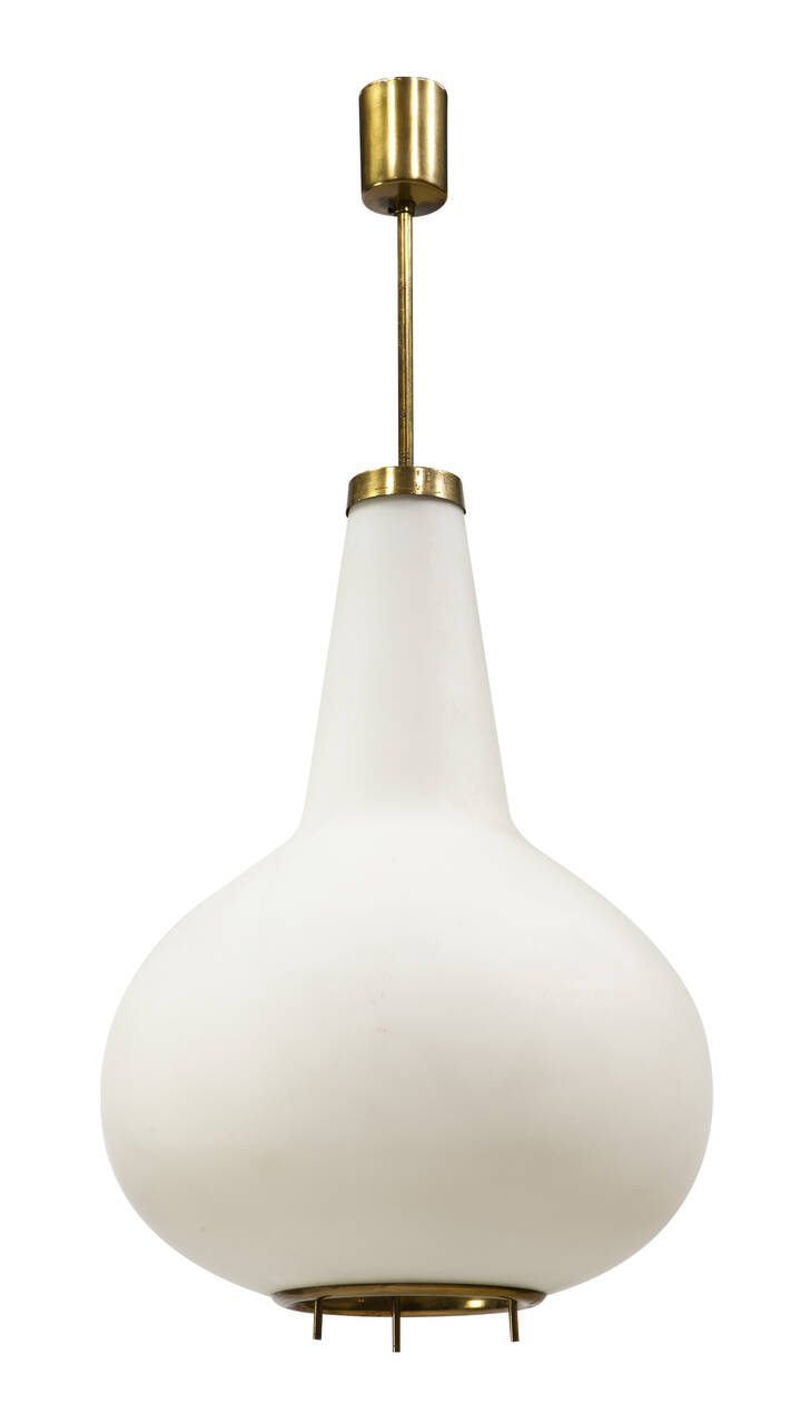 STILNOVO - Lampada a sospensione con struttura in ottone lucido e grande diffusore in vetro satinato.