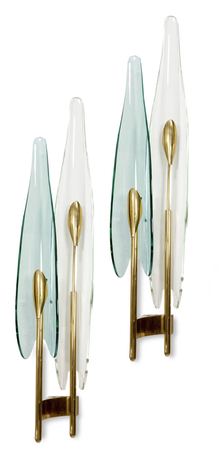 FONTANA ARTE - Dahlia<br>Coppia di lampade a muro con struttura in ottone e diffusori in cristallo colorato molato.<br>