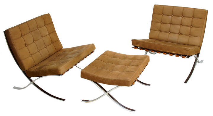 LUDWIG MIES VAN DER ROHE - MR 90 Barcelona<br>Coppia di poltrone e sgabello con struttura d'acciaio e cuscini trapuntati in pelle sostenuti da elementi elastici.