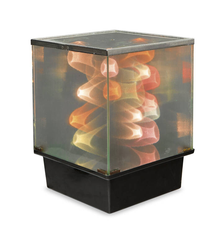 SANDRO PAZZAGLIA - Lampada da tavolo cinetica in vetro prismato, ottone cromato, plastica e microlampadine colorate.