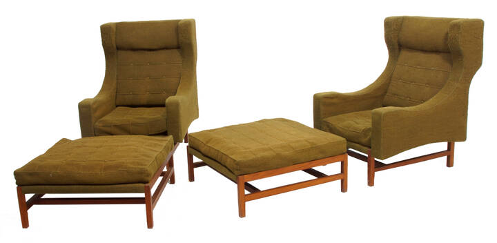  TITINA AMMANATI, GIAMPIERO VITELLI - Coppia di poltrone con pouff, struttura in legno e imbottitura rivestita in tessuto.