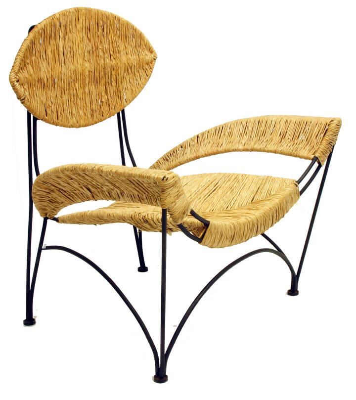 TOM DIXON - Banana Chair<br>Poltrona con struttura in metallo grigio antracite e fibra di banano.