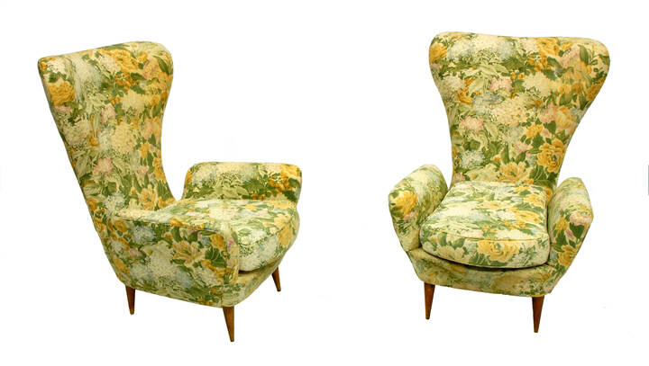 PRODUZIONE ITALIANA - Coppia poltrone rivestite in tessuto imbottito,<br>supporti conici in legno.