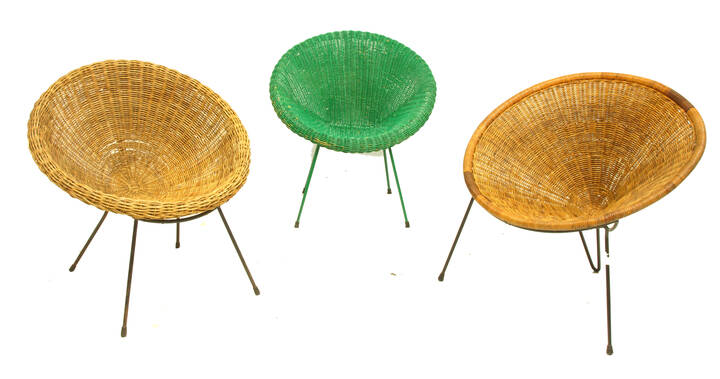 PRODUZIONE ITALIANA - Tre poltrone con struttura in metallo laccato rivestite in giunco.