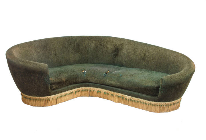 FEDERICO MUNARI - Grande divano curvo con struttura in legno, supporti in ottone e tessuto imbottito.