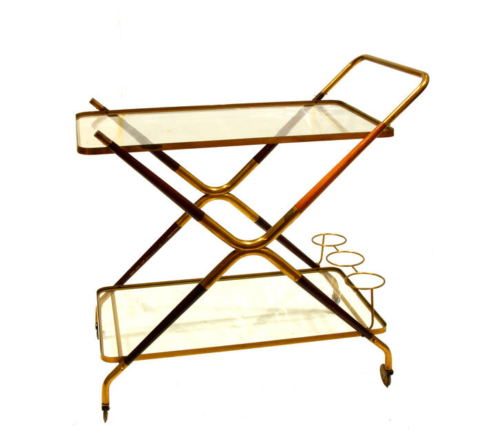 PRODUZIONE ITALIANA - Carrello bar con telaio in legno tornito e ottone, piani in cristallo.