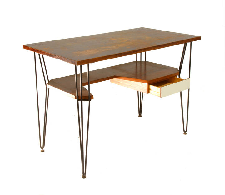 CAMPO & GRAFFI - Scrivania con struttura in legno di mogano, ferro e formica. Piedi in ottone.