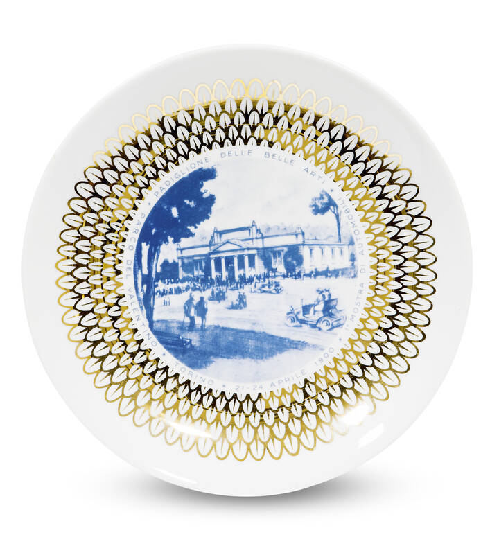 PIERO FORNASETTI - Piatto in ceramica realizzato per il 50° Salone Internazionale dell'Automobile di Torino.<br>Marcato Fornasetti Milano, made in Italy.