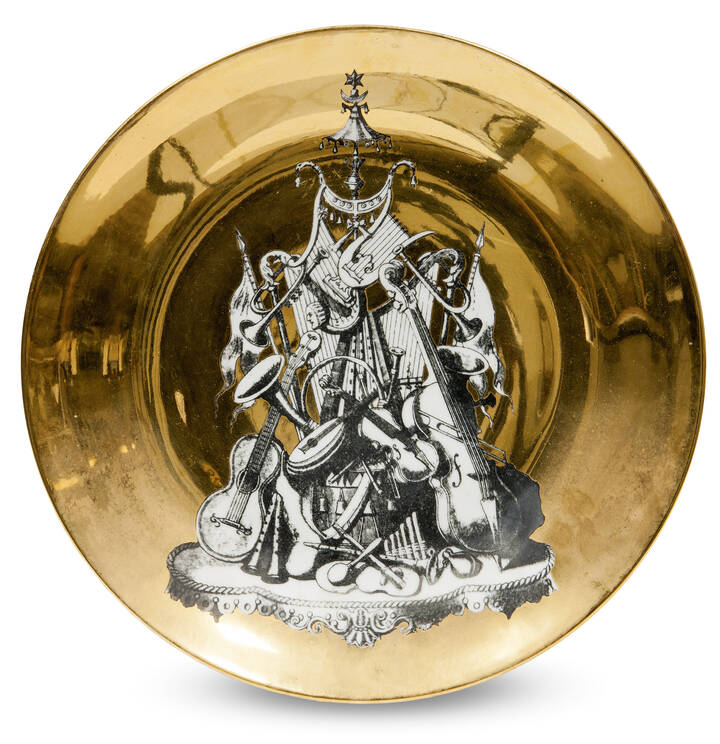 PIERO FORNASETTI - Serie Panoplie<br>Piatto in ceramica serigrafata su fondo oro, es. 6/11
