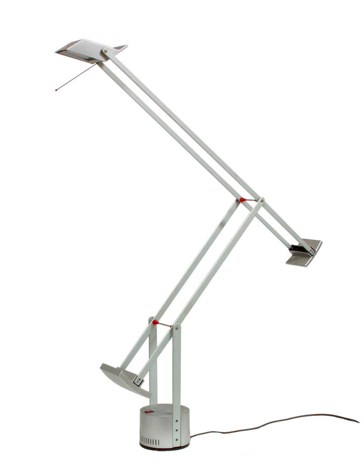 RICHARD SAPPER - Tizio<br>Lampada da tavolo a luce alogena in alluminio laccato e resina.