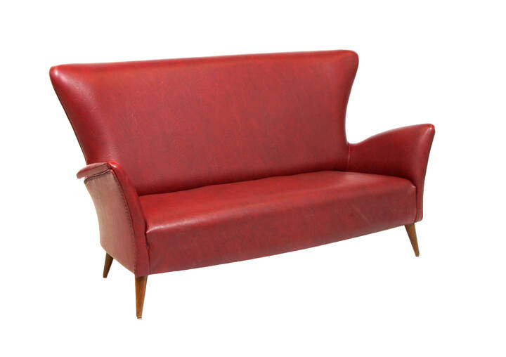 PRODUZIONE ITALIANA - Divano a due posti  con struttura in legno e rivestimento in skai.