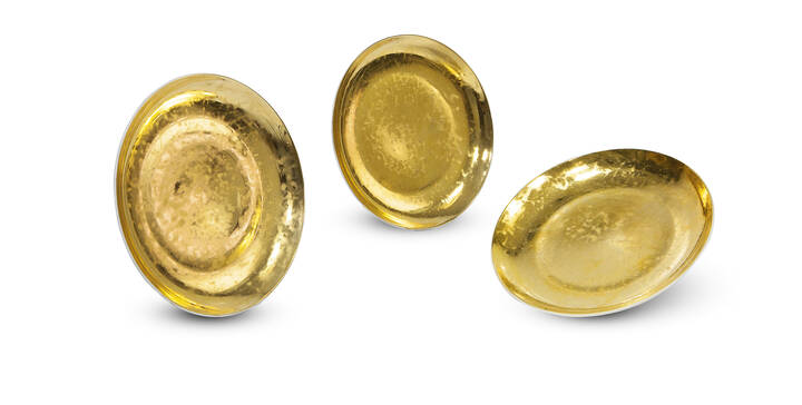 PIERO FORNASETTI - Grande Antico<br>Tre piatti in porcellana con applicazione di oro zecchino.