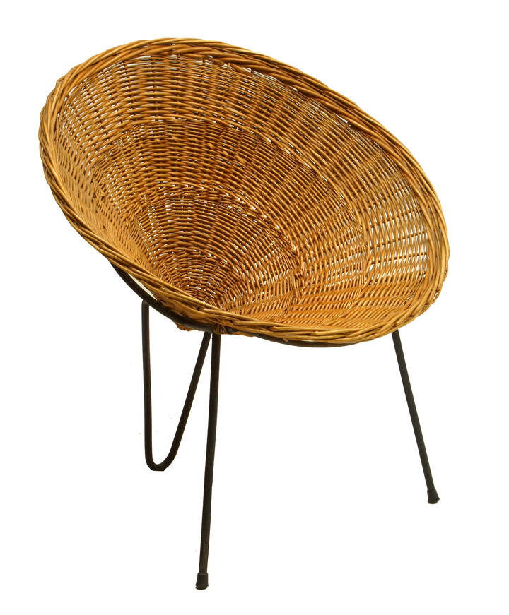 PRODUZIONE ITALIANA - Poltroncina con struttura in ferro verniciato, seduta in midollino.