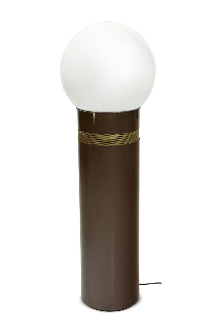 GAE AULENTI - Oracolo <br>Lampada da terra con struttura in metallo laccato e diffusore in vetro opalino.