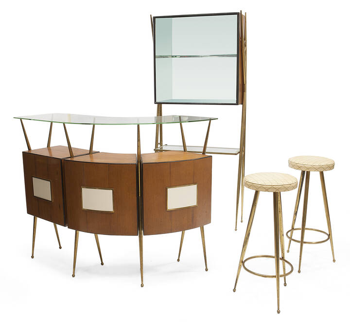 I PALAZZI DELL'ARTE CANTU' - Angolo bar composto da bancone, mobile a ripiani con antina e due sgabelli. Struttura in legno laccato, ottone lucido e vetro molato.