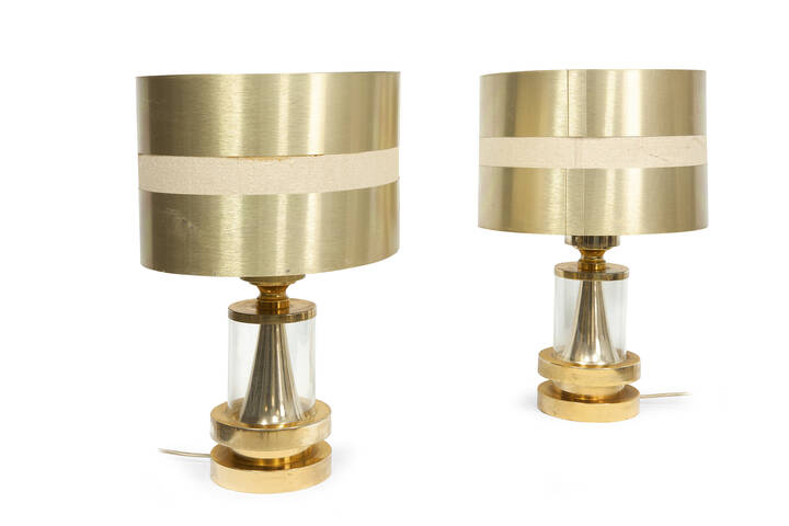 PRODUZIONE ITALIANA - Coppia di lampade da tavolo in ottone e vetro.