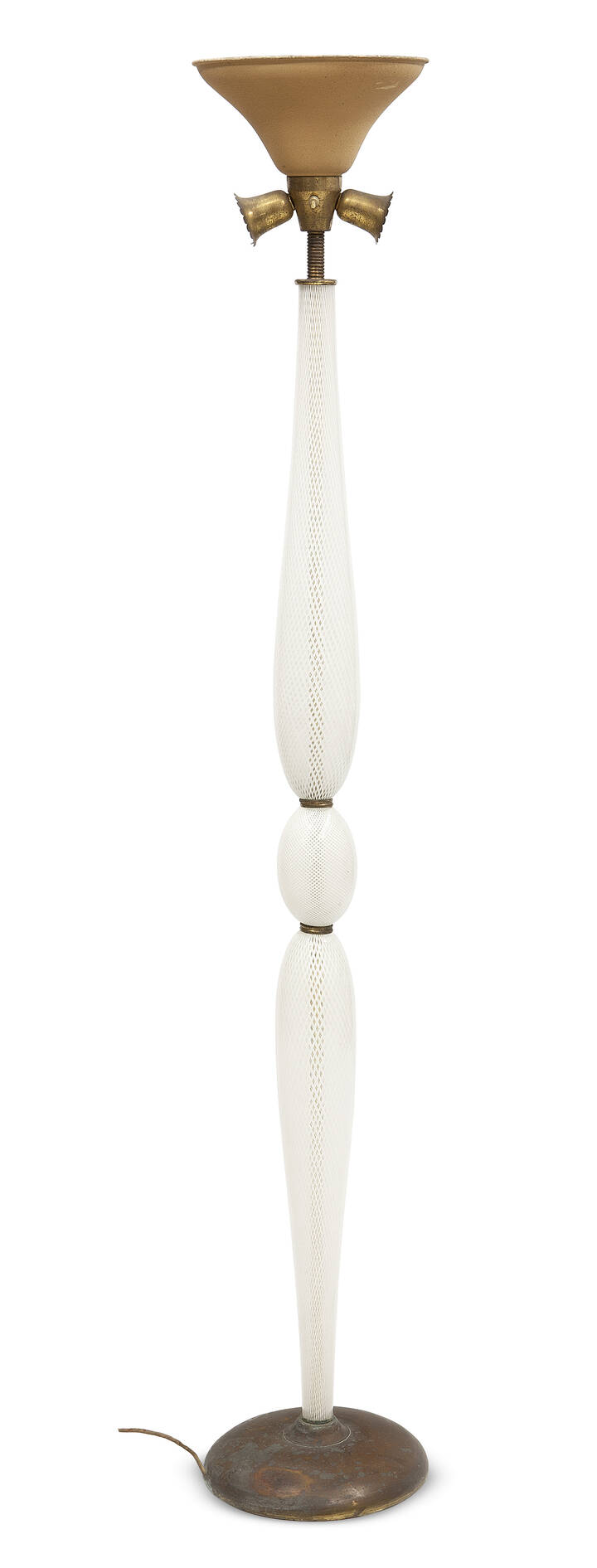 PRODUZIONE ITALIANA - Lampada da terra in vetro di Murano a reticello e ottone.