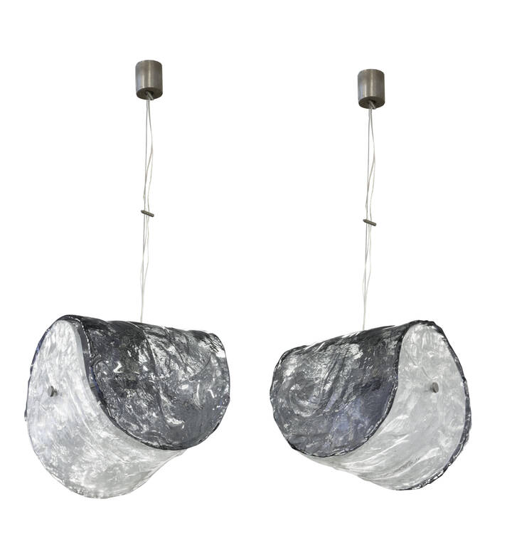 CARLO NASON - Coppia di lampadari a doppi elementi in vetri di forte spessore e filo metallico.