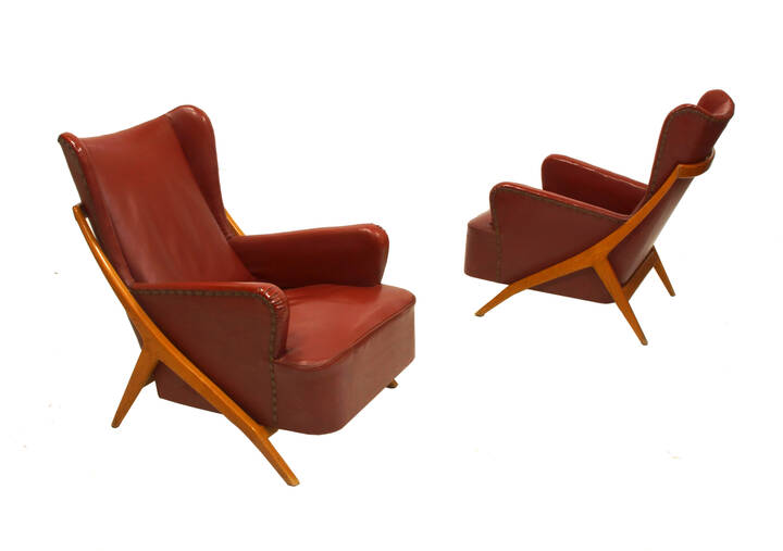 MARIO GOTTARDI - Coppia di poltrone in legno curvo e skai imbottito.