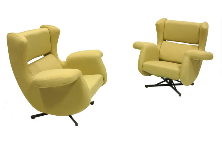 PAOLO TILCHE - Coppia di poltrone in tessuto imbottito e supporti<br>in metallo laccato.