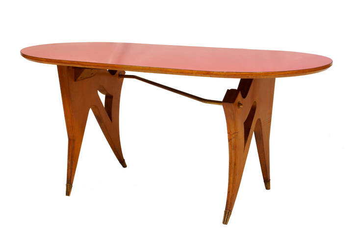 MELCHIORRE BEGA - Tavolo in legno sagomato e piano in cristallo trasparente molato.