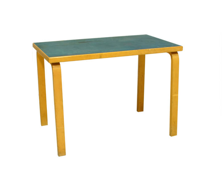 ALVAR AALTO - Tavolo con struttura in legno e piano in laminato.