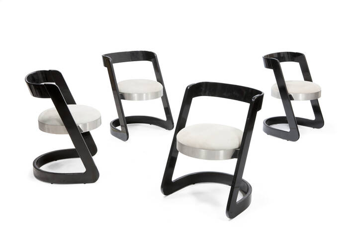 WILLY RIZZO - Quattro sedie in legno laccato e seduta in acciaio spazzolato e rivestimento in alcantara.