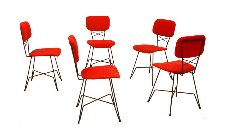 DORO - Cinque sedie in tondino di metallo laccato, seduta in tessuto imbottito.