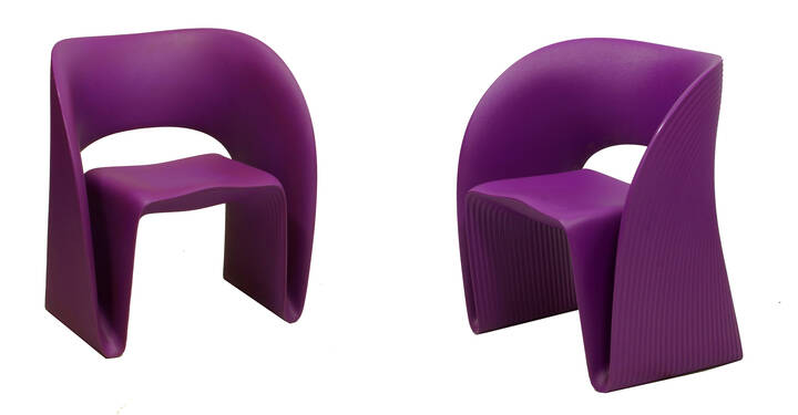 RON ARAD - Raviolo <br>Due sedie in polietilene ottenute mediante rotostampaggio.