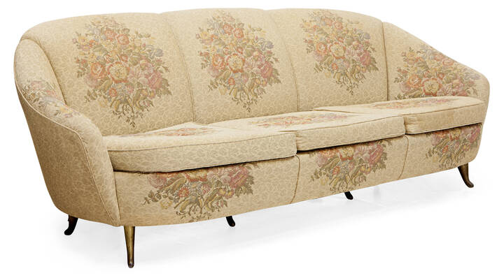 GIO PONTI - Divano con imbottitura rivestita in tessuto e supporti in metallo dorato.