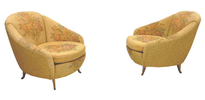 GIO PONTI - Coppia di poltrone con imbottitura rivestita in tessuto e supporti in metallo dorato.