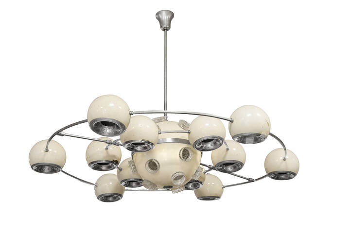 OSCAR TORLASCO - Grande lampadario con struttura in acciaio cromato, diffusori e sfera centrale in metallo laccato e lenti in vetro stampato.
