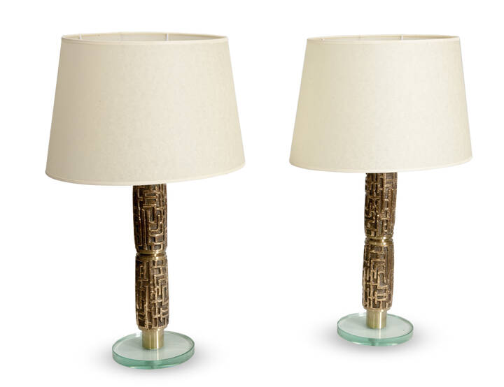 PRODUZIONE ITALIANA - Coppia di lampade con base in vetro e struttura in ottone .