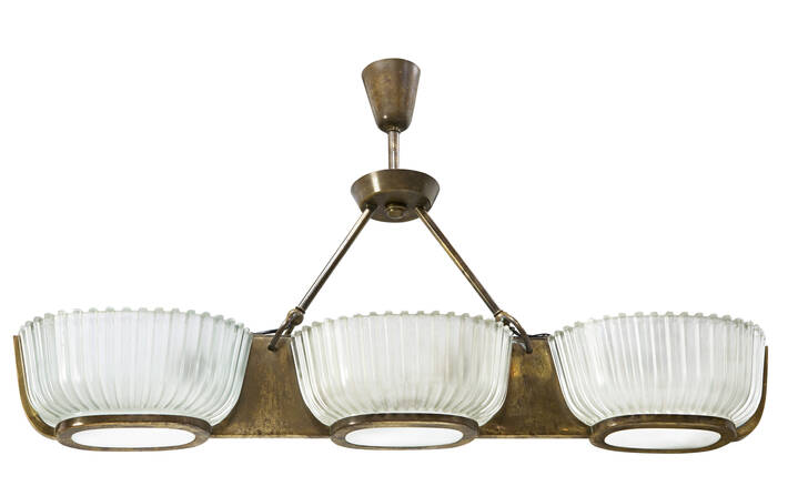 PRODUZIONE ITALIANA - Grande lampadario con struttura in ottone e diffusori in cristallo pressato e satinato.