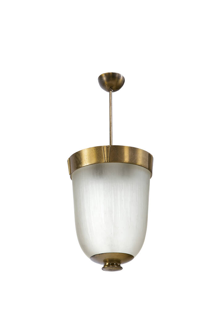FONTANA ARTE, attribuito - Lampada a sospensione con struttura in ottone e vetro satinato.