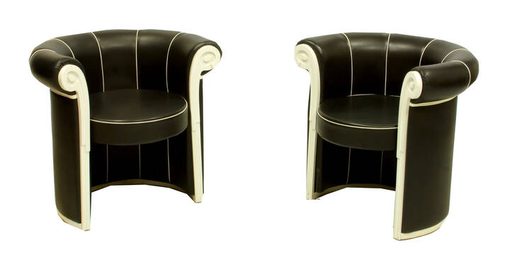 PAOLO PORTOGHESI - Coppia di poltroncine a pozzetto in legno laccato bianco e seduta in pelle nera.