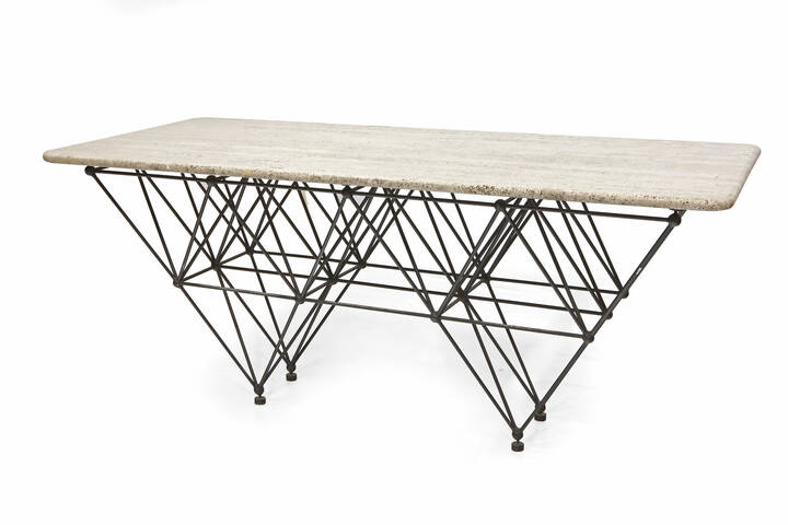 PRODUZIONE ITALIANA - Grande console con struttura in metallo laccato con disegno a traliccio, piano in pietra