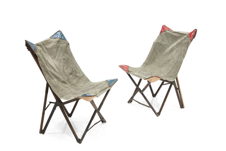 PRODUZIONE ITALIANA - Tripolina<br>Coppia di poltrona pieghevoli e smontabili in legno di frassino, elementi di giunzione in metallo.