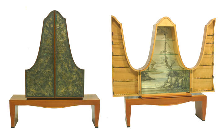 SCIOLARI - Mobile bar in legno di mogano e ante con pannelli decorati. Illuminazione interna.