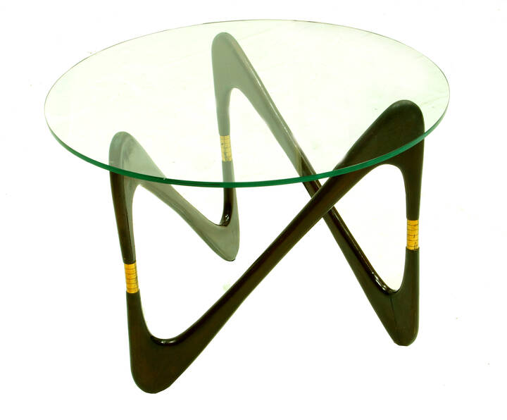 PRODUZIONE ITALIANA - Tavolino con struttura in legno e ottone, piano in cristallo molato.