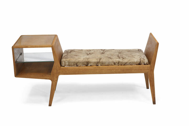 ROMANO AUGUSTO, nello stile di - Panca portagiornali in legno di frassino, tessuto imbottito e piani in vetro.