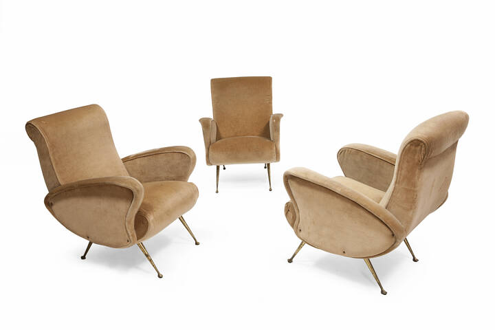 PRODUZIONE ITALIANA - Tre poltrone con struttura in velluto imbottito e supporti in ottone.