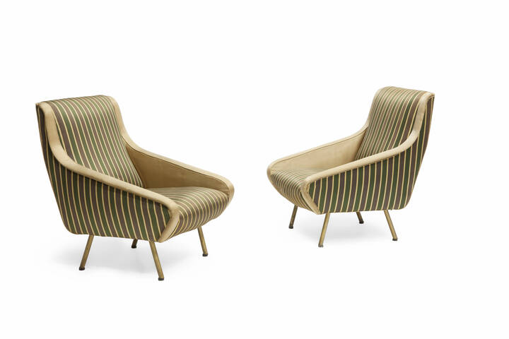 ARFLEX, attribuito - Coppia di poltrone in seta imbottita e supporti in ottone.