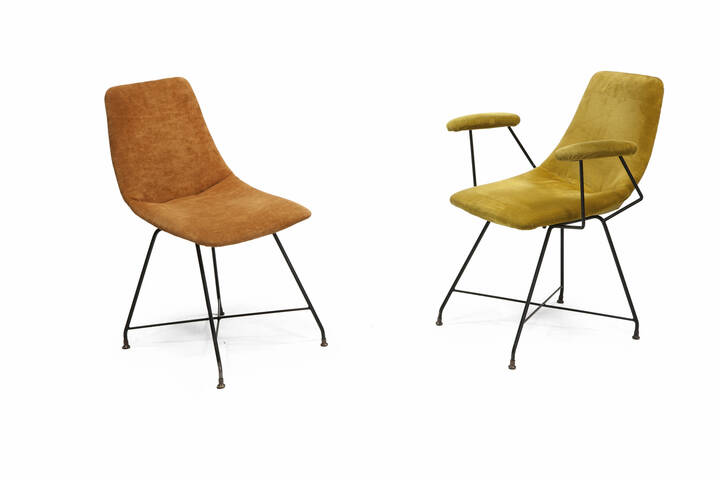 AUGUSTO BOZZI - Una sedia e una poltrona in tondino di metallo verniciato e ottone, imbottitura rivestita in velluto.