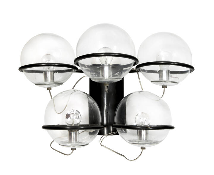 GINO SARFATTI - 237<br>Lampada a parete con struttura in metallo verniciato e diffusori in vetro.