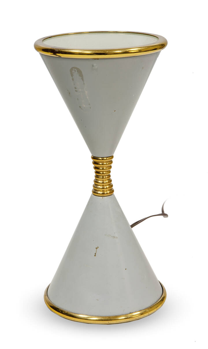 ARREDOLUCE - Lampada da tavolo a clessidra in ottone e vetro sabbiato.